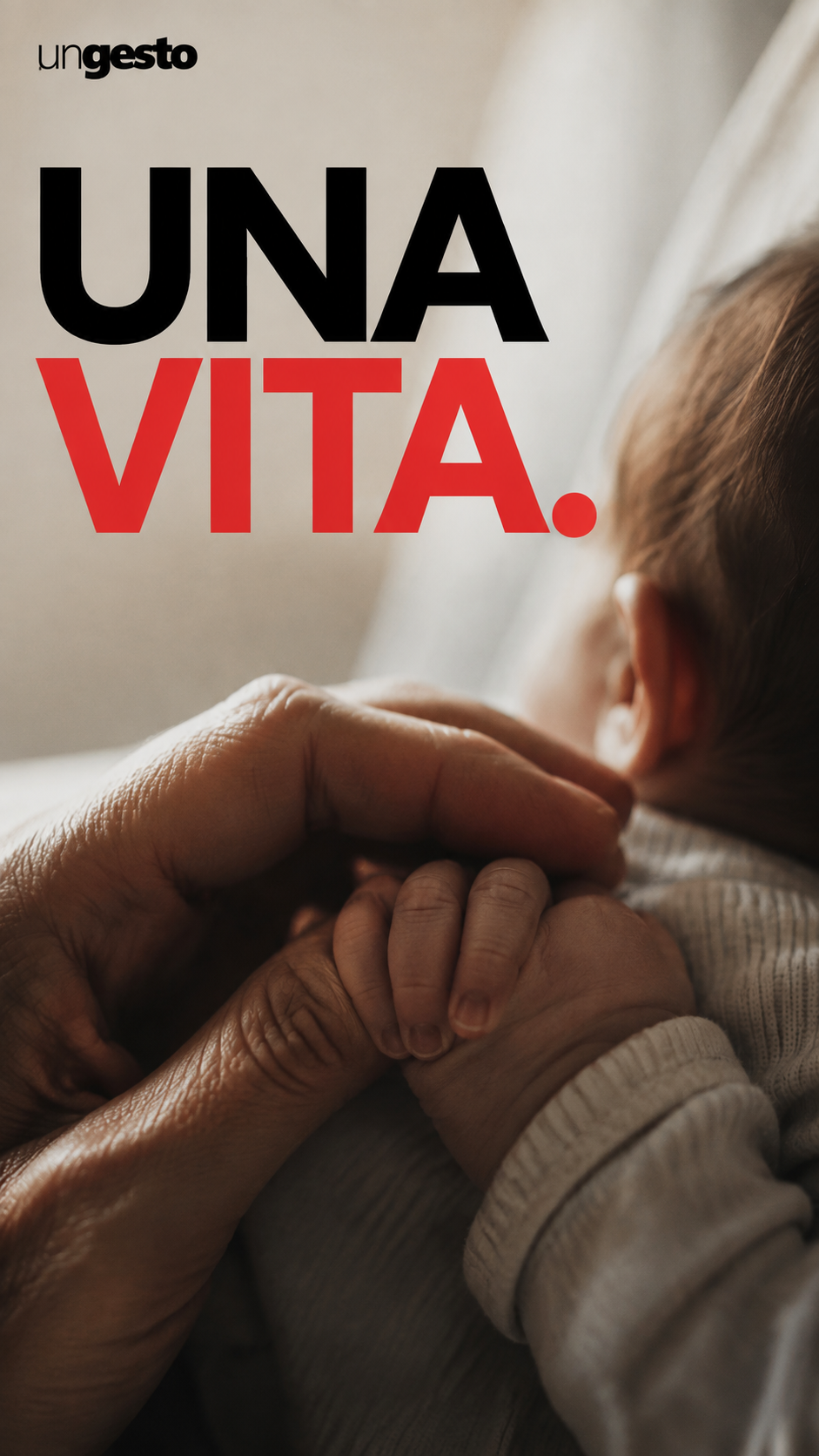Una mano adulta sostiene delicatamente la mano di un bambino